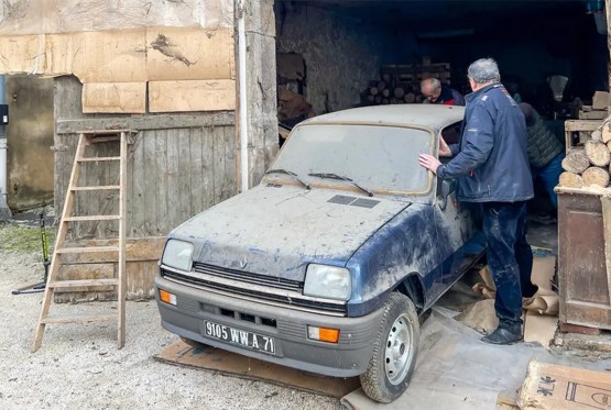 Renault 5 prešao samo 12 km: Kupila ga, pa od straha zaključala (FOTO)