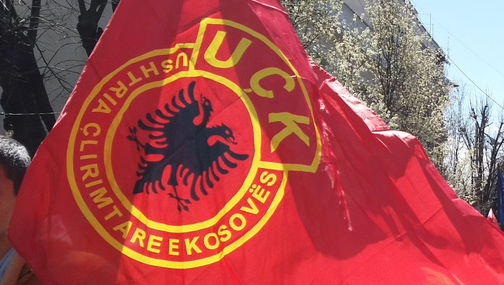 Kosovski Albanci postavili OVK zastavu na srpski auto