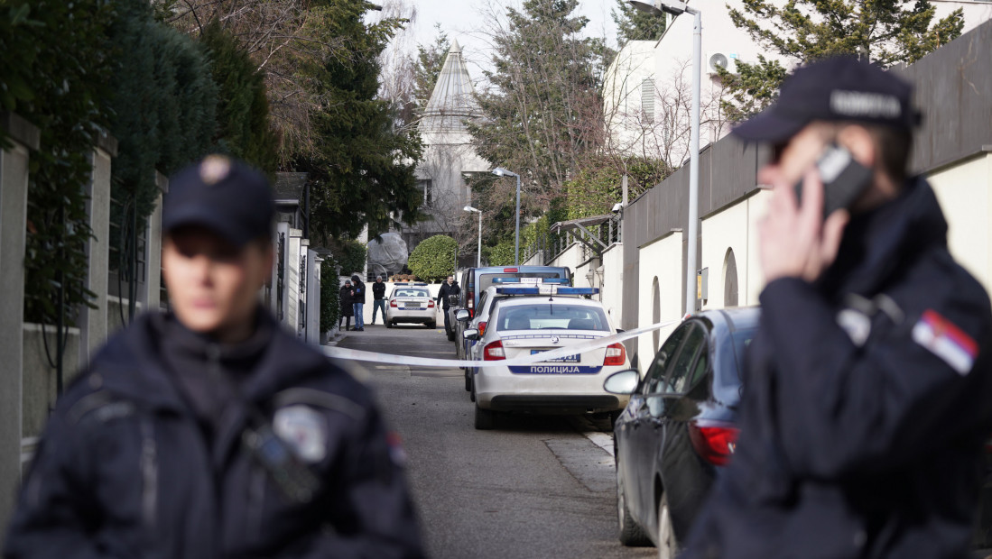 Pritvor trojici zbog bačene bombe na kuću poznatog pevača