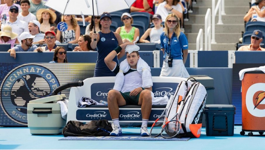 Možete li, molim vas, da se pomerite?!