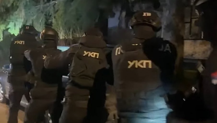 Zaplenjeno 8 kilograma kokaina, eksploziv, bombe, snajper i silikonske maske