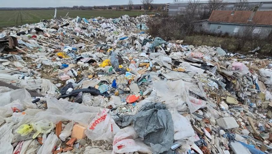 Na Pančevačkom putu 133, u blizini sedam porodičnih kuća, raste smetlište bez dozvole