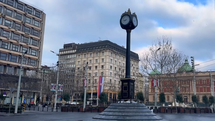 Postavljen novi sat na kružnom toku na Trgu Republike