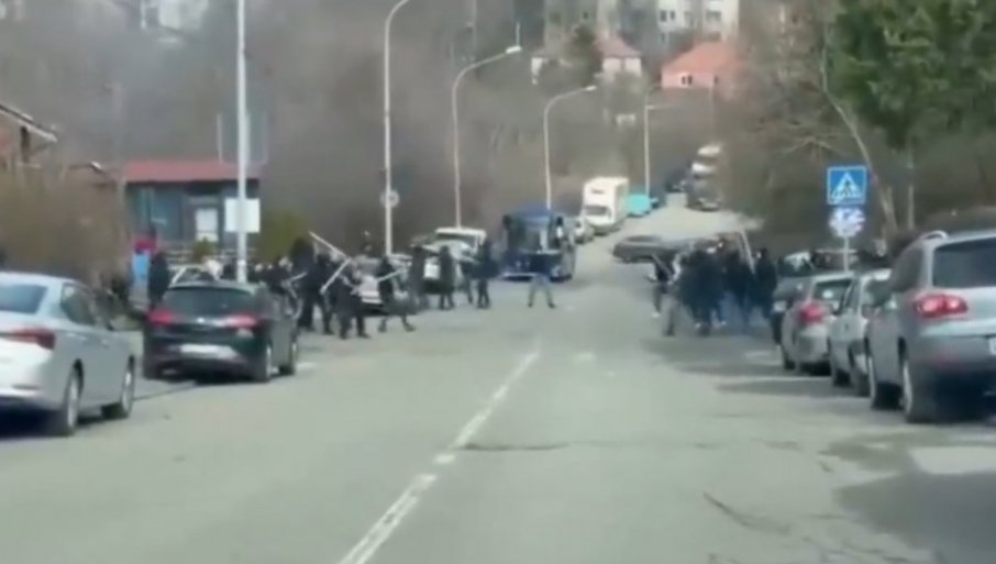 JEZIV SNIMAK TUČE NAVIJAČA PRED VEČITI DERBI! „Delije“ i „grobari“ u krvavom sukobu palicama (VIDEO)