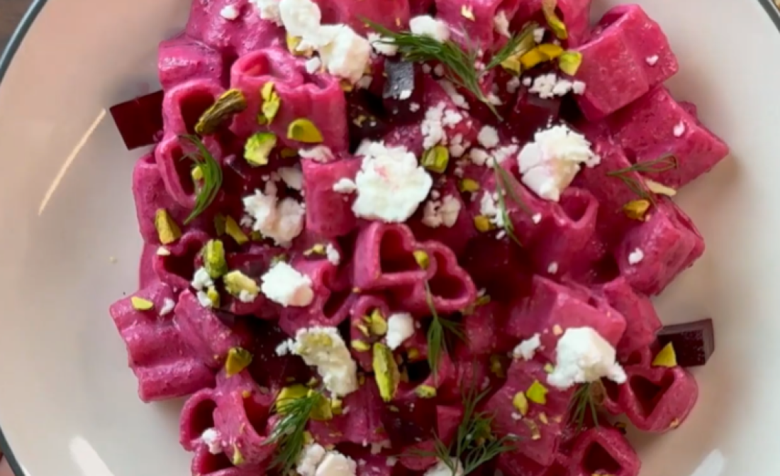 Recept dana za roze pastu u obliku srca u sosu od cvekle