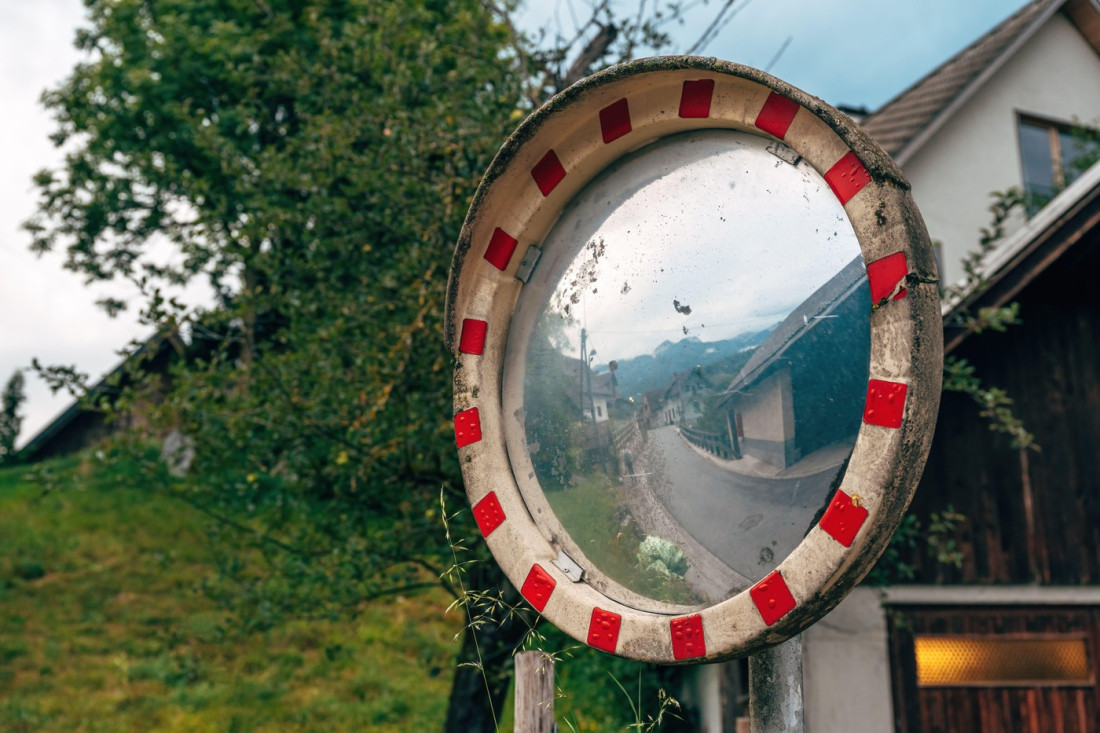 Zbog feng šuija uklonili saobraćajno ogledalo