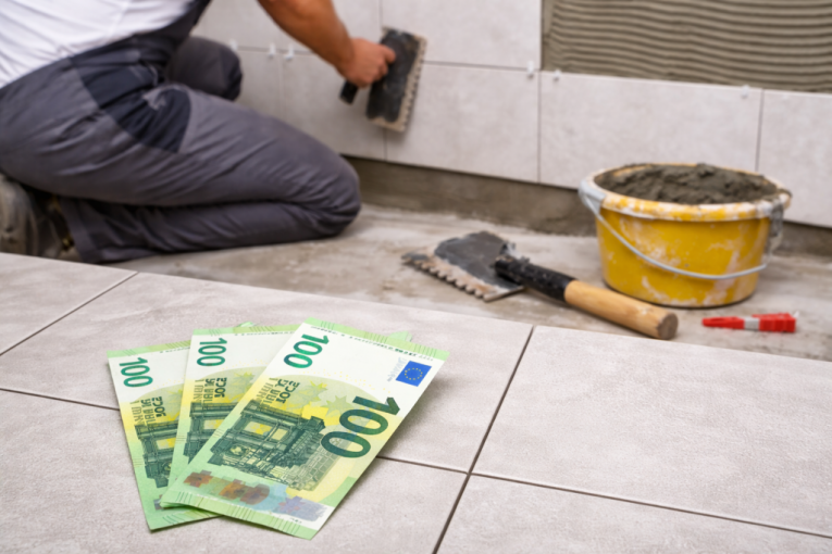 POSTAVIO JE PLOČICE U VILI, A ONDA JE USLEDIO POZIV VLASNIKA! Njihove reči ostavile su ga bez teksta: „To je 300 evra!“