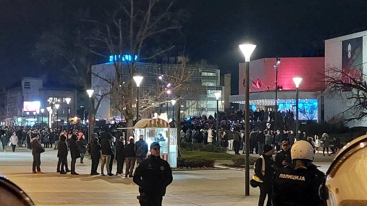 Ispred SNP u Novom Sadu skup pristalica vlasti i demonstranata, razdvaja ih kordon policije