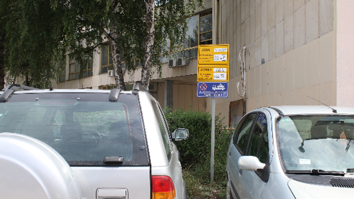 Beograđanka udarila na parkingu u auto, pa otišla: Kad se vratila stigla joj plava koverta