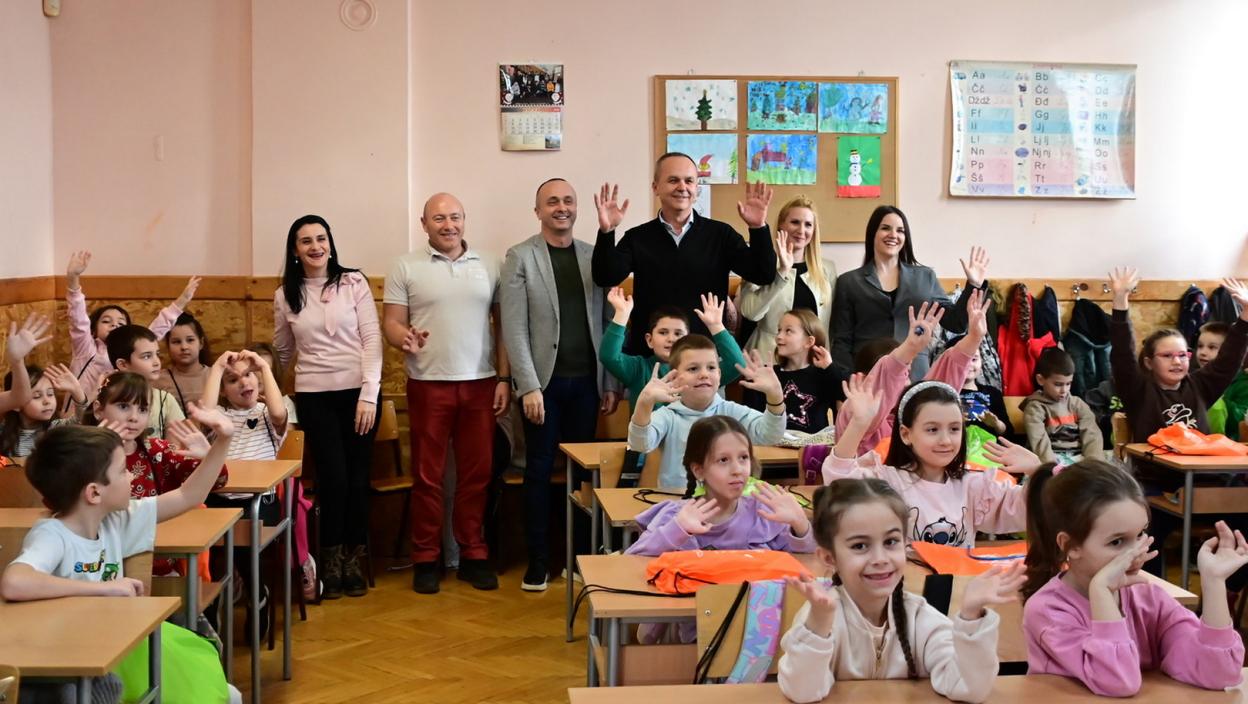 Akcija „Đaci vas mole, usporite pored škole“ u opštini Surčin