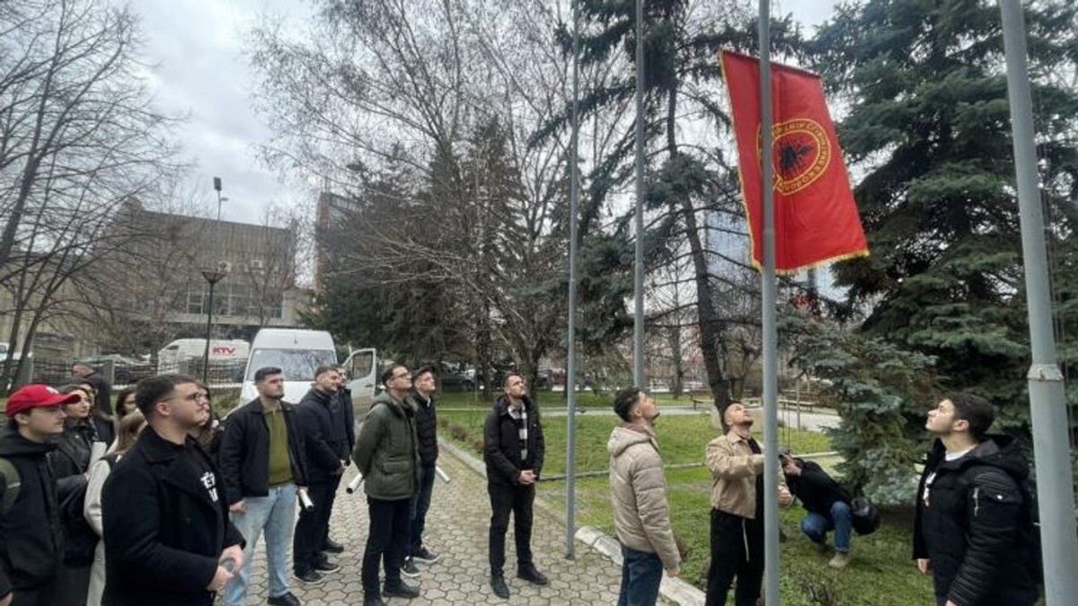 Studentski parlament Univerziteta u Prištini postavio zastavu OVK ispred Rektorata