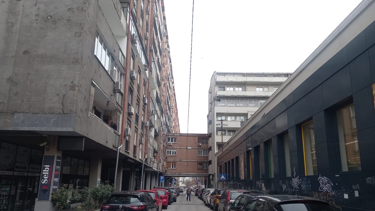 Komšinica iz pakla u Beogradu: Tuži i uznemirava sve redom, advokat objašnjava šta je rešenje