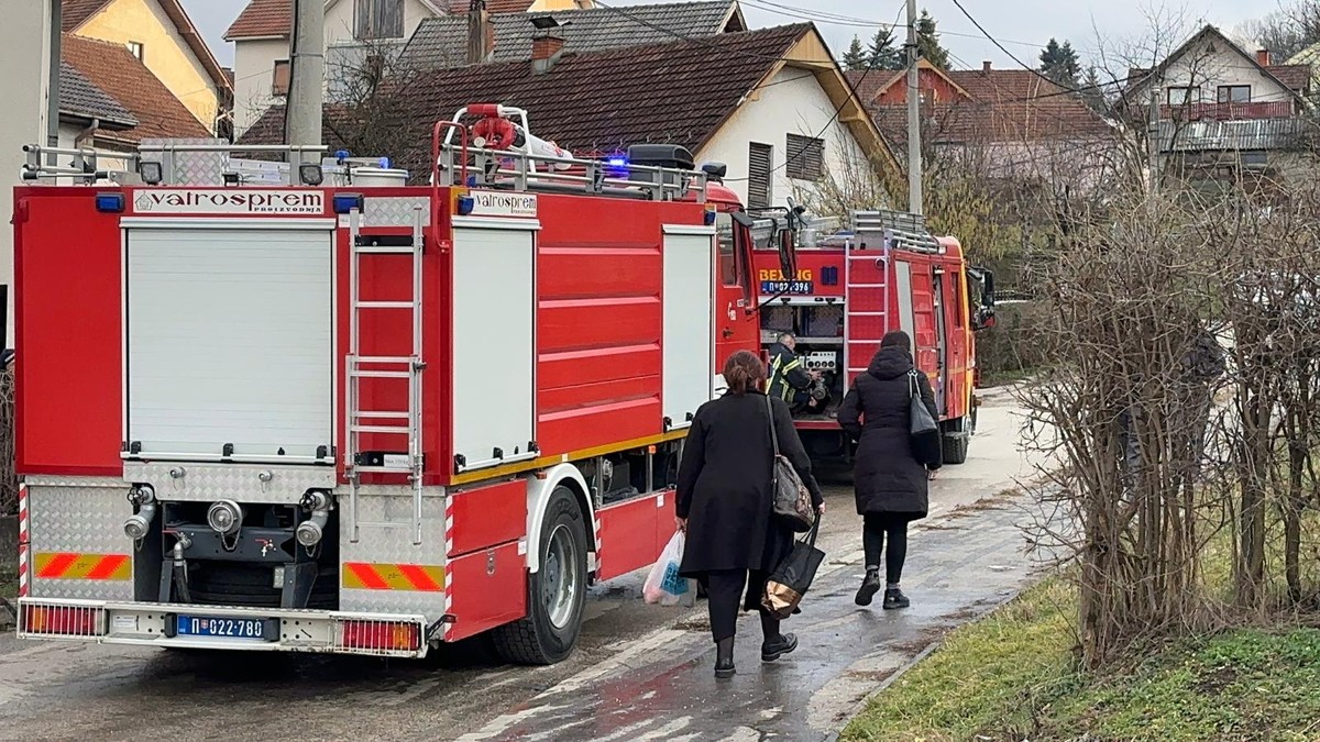 Detalji neviđene drame u Čačku: Čovek uhvatio vatrogasca za nogu i izbegao smrt