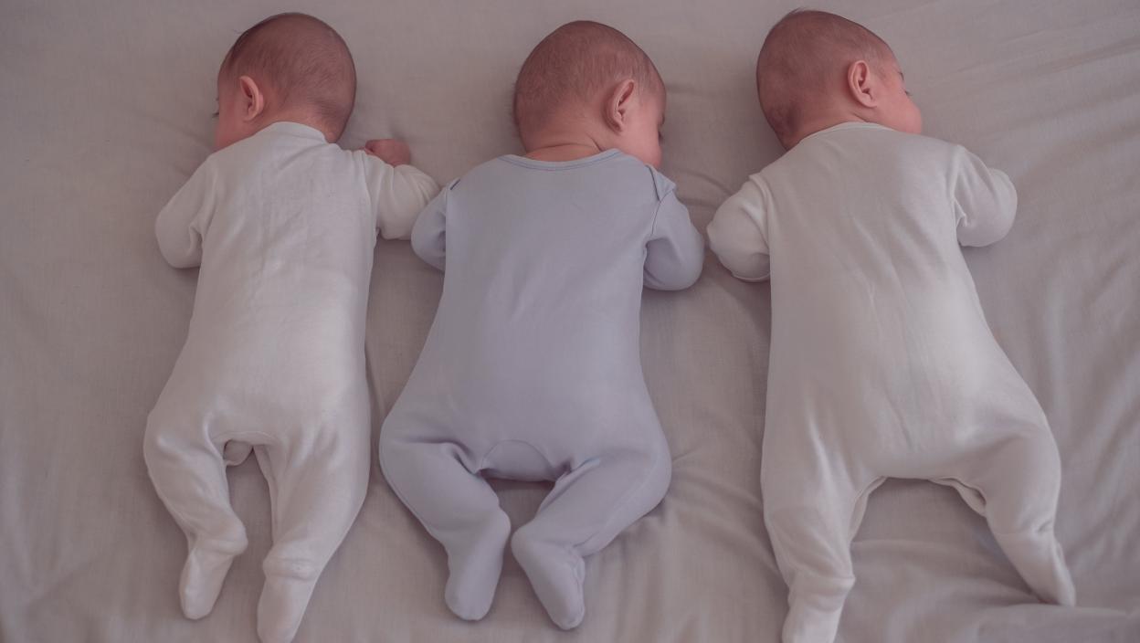 Žena prevazišla sva očekivanja lekara: U 50. godini rodila trojke – "Bilo je lakše nego sa starijom decom"