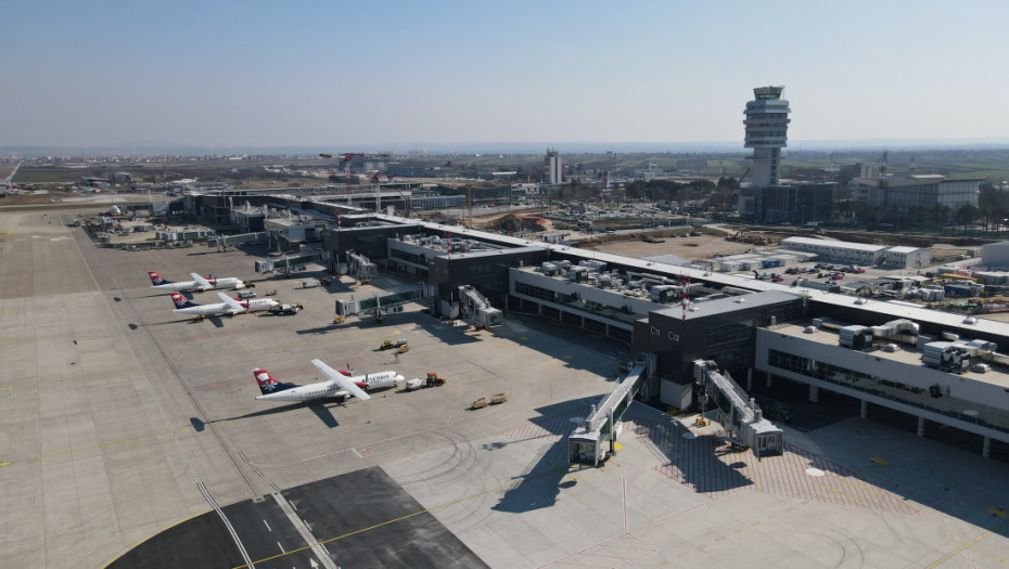 Avion Er Srbije iz Dubaija sleteo u Beograd