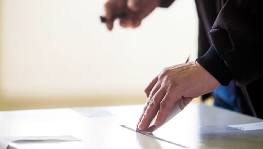 Objavljena izlaznost do 10 časova; blokaderi pokušavaju da spreče glasanje na više izbornih mesta