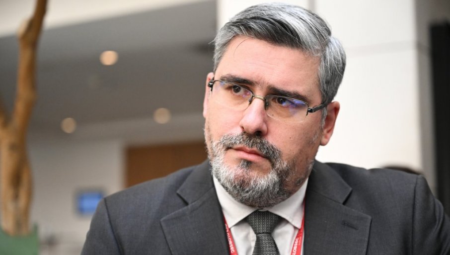 Kratak je put od predsednika nalik Kluniju do tužnog pajaca koji ne preza ni od kakvih laži