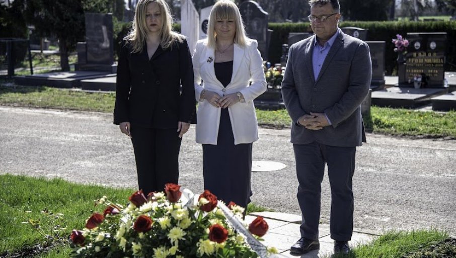 U Novom Sadu počinju „Antićevi dani“, položeni venci na grob velikog pesnika (FOTO)