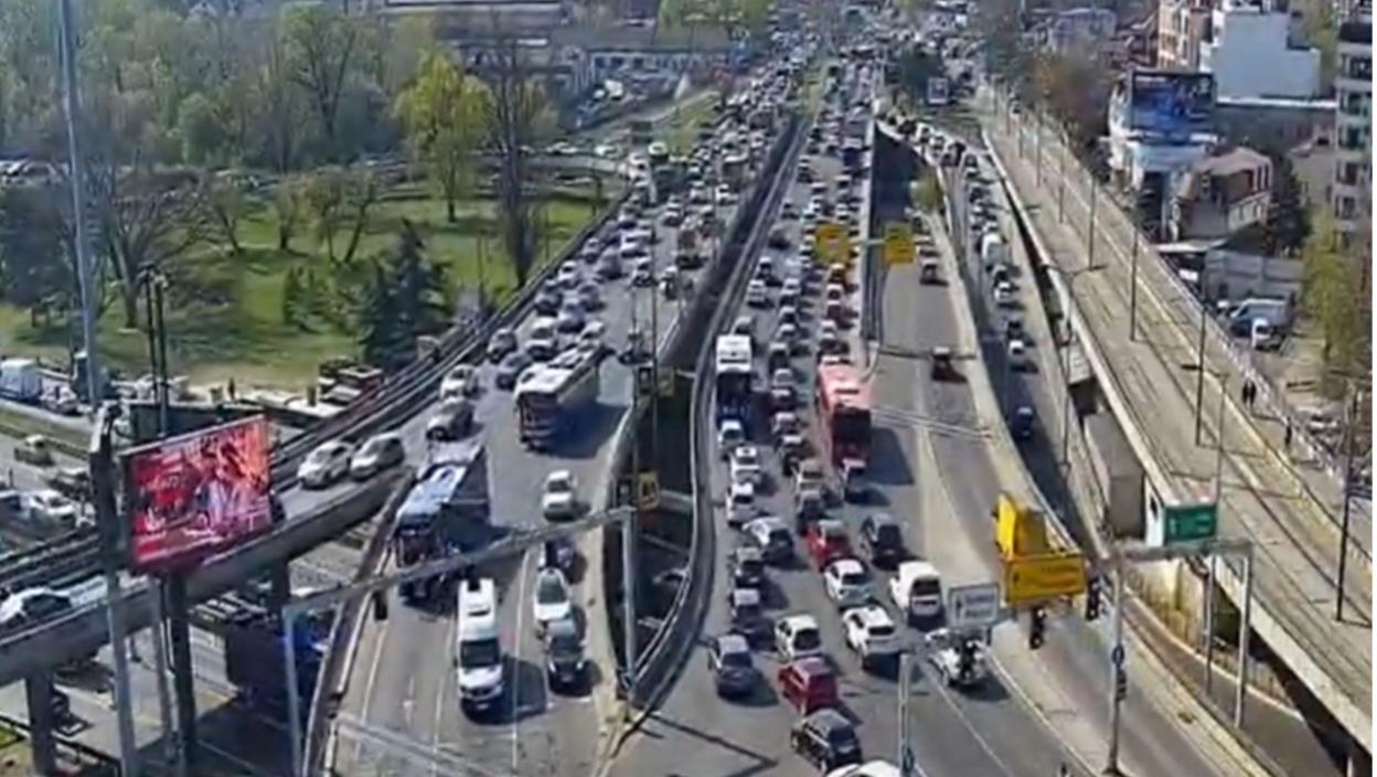 Na Autokomandi nema gde da padne igla: Gužve u saobraćaju paralisale Beograd, iako je radno vreme uveliko počelo