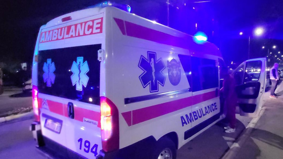 Teška nesreća kod Inđije: Šleper probio zaštitnu ogradu, pa sleteo u kanal