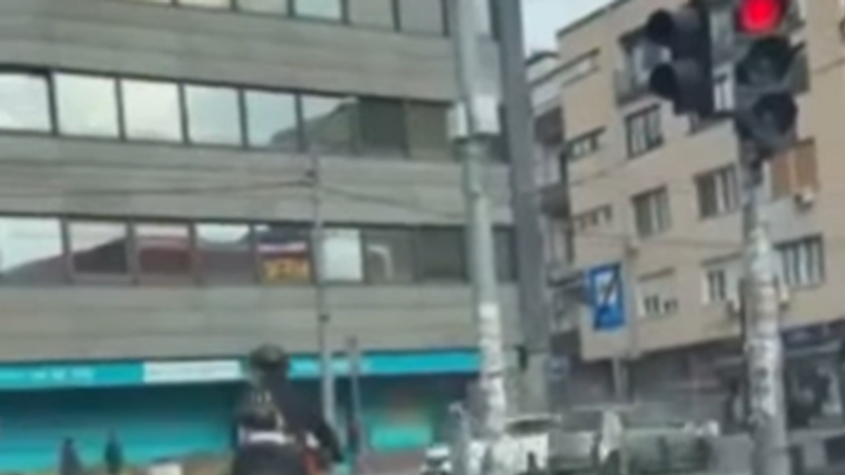 Biciklista sa detetom prošao na crveno u centru Beograda, pa izleteo ispred autobusa