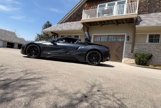 Konobarica za osam dana kupila 10 automobila