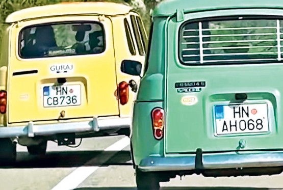 Tri stara renoa u velikoj misiji za selo: Preko Banjaluke stigli do Pariza