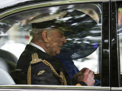 Australijske zastave postavljene umesto britanskih pred posetu kralja Čarlsa SAD