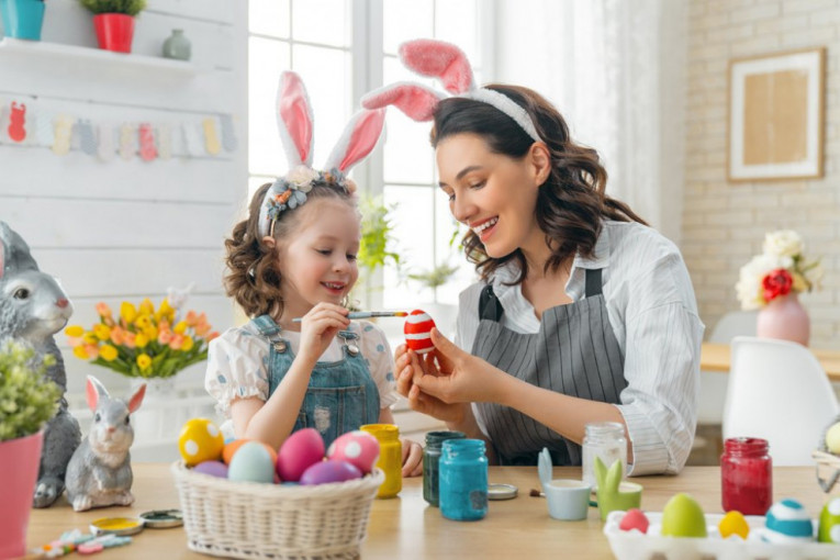 TREND KOJI JE ZALUDEO SVE! Tik-tok trik za savršena vaskršnja jaja: Ovu tehniku morate probati (VIDEO)