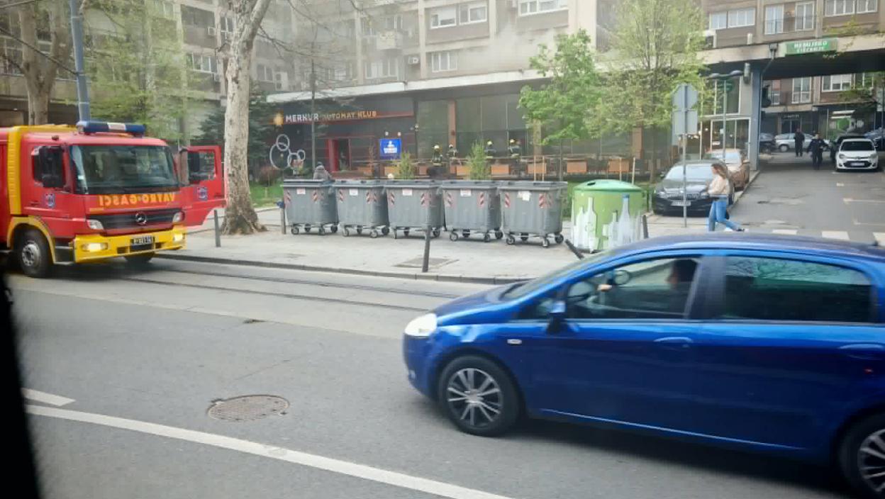 Gori kafić kod Vukovog spomenika: Stvara se ogromna gužva, stoje tramvaji