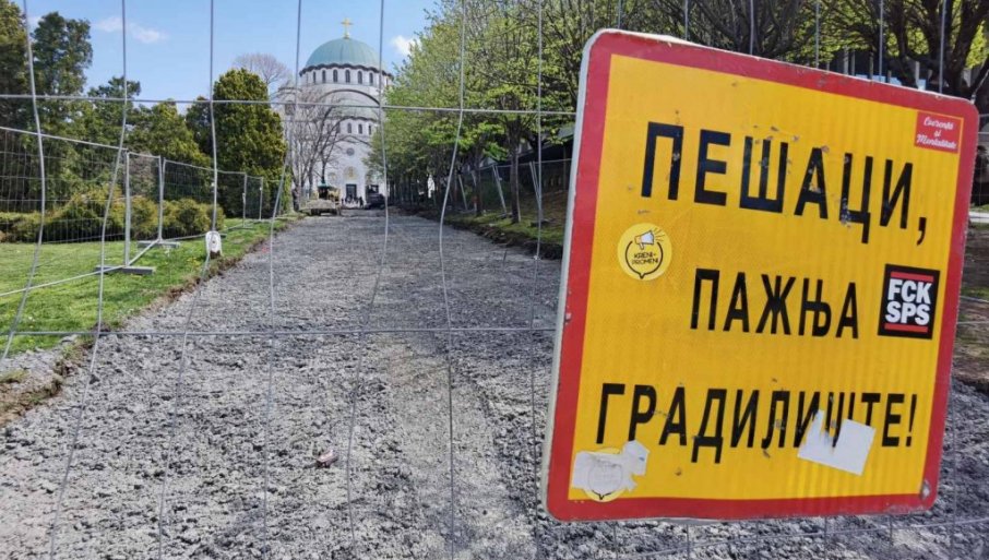 U toku su radovi na uređenju platoa ispred Hrama Svetog Save, majstori postavljaju podlogu