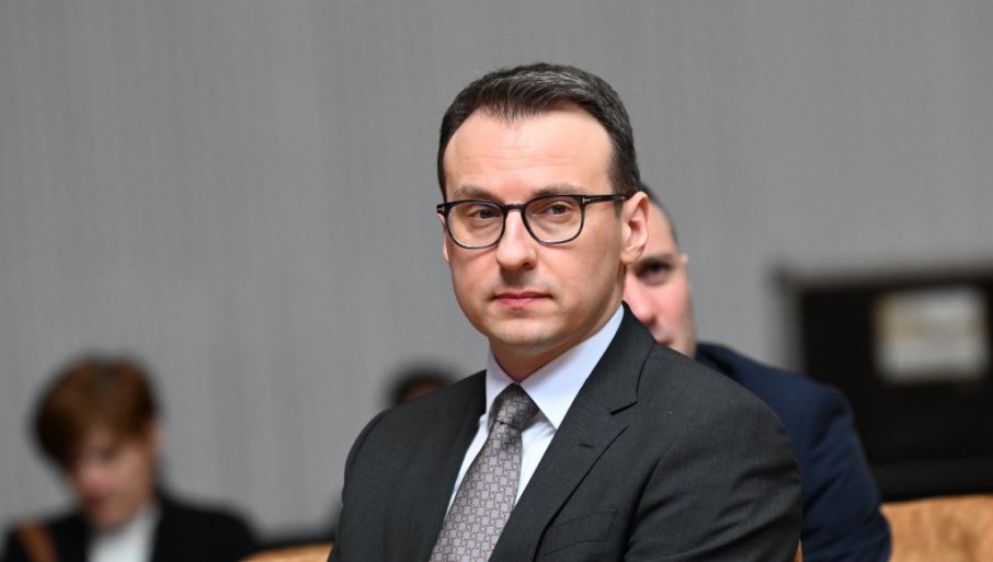 „NA OVAJ NAČIN KURTI JE DOKAZAO DA MRZI SVE SRPSKO I DA NE ŽELI NI MIR NI SUŽIVOT“ Petković o uklanjanju srpskih trobojki iz Gračanice