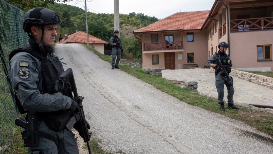 Priveli maloletnika zbog natpisa na majici