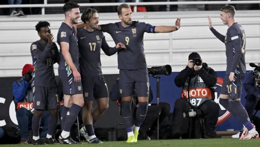 Pa, ovo može samo on! Reprezentativac Engleske mrtav pijan usred bela dana zaspao za stolom