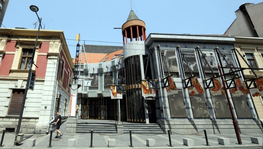 „Novosti“ vas vode u Atelje 212. Pogledajte predstavu “Niko nije zaboravljen i ničega se ne sećamo“