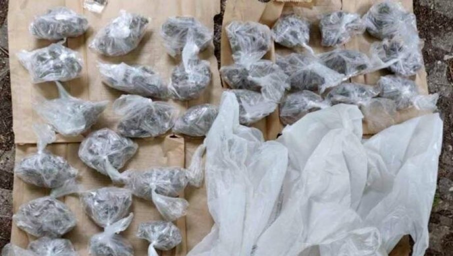 Jedan držao po džepovima, a drugom u kolima policija pronašla 559 kesica