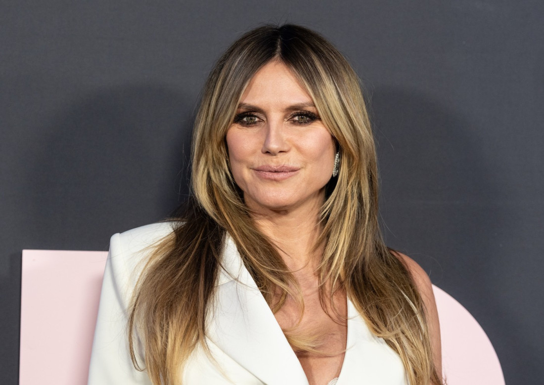 Hajdi Klum na crvenom tepihu u elegantnoj beloj haljini