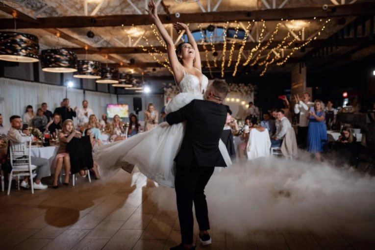 SKANDAL! Gošća tražila da joj mladenci plate dadilju da bi došla na venčanje