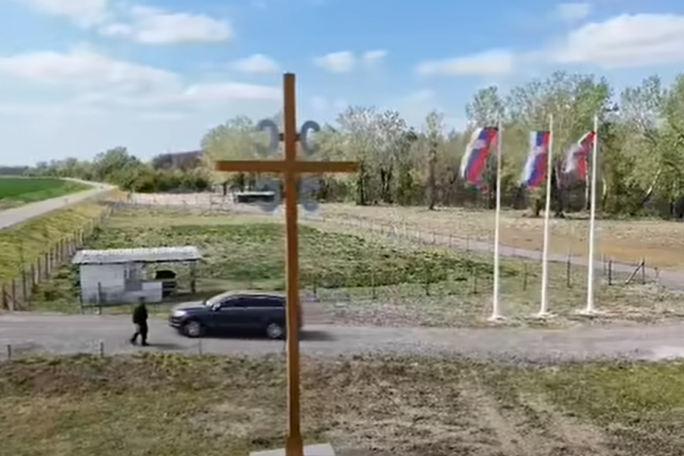 Impozantno obeležje od 12 metara ponosno stoji uz državne zastave, prizor koji oduzima dah! (VIDEO)