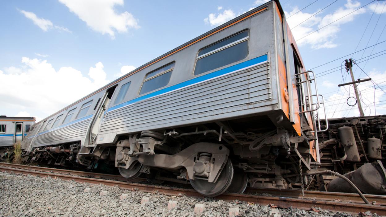 (FOTO) Drama na jednoj od najvažnijih železničkih linija: Kabl iznad pruge pao na voz, ima povređenih