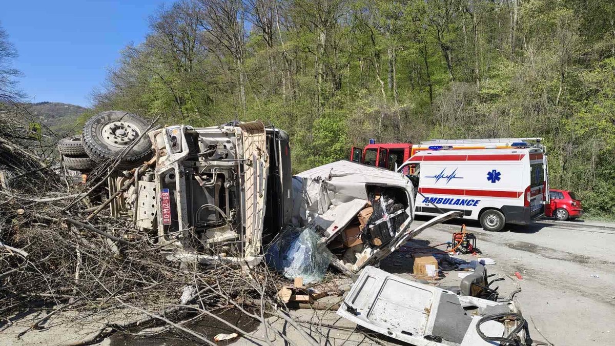 Poznato stanje povređenih u saobraćajnoj nesreći na Iriškom vencu