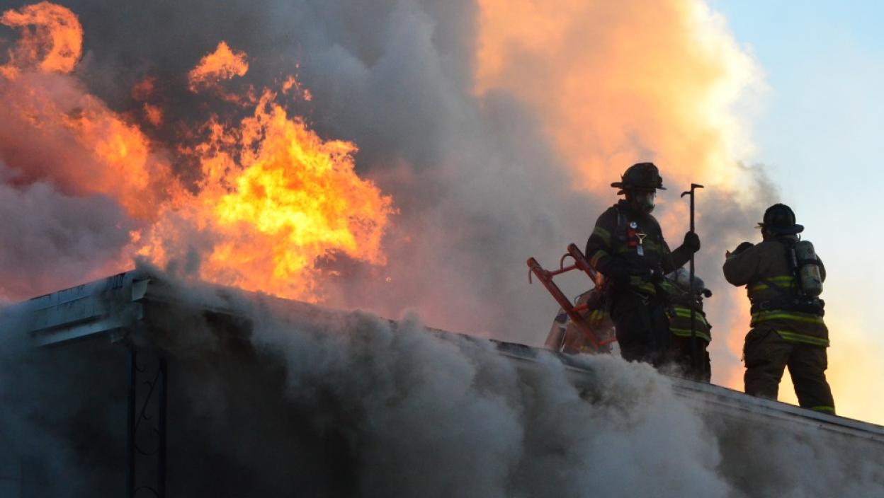 Detonacija odjeknula u Zemunu: Požar se brzo proširio, ima povređenih