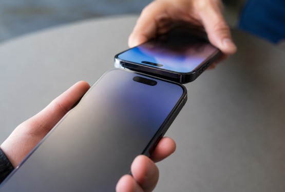 Kako da podijelite broj telefona za sekund samo spajanjem dva iPhonea