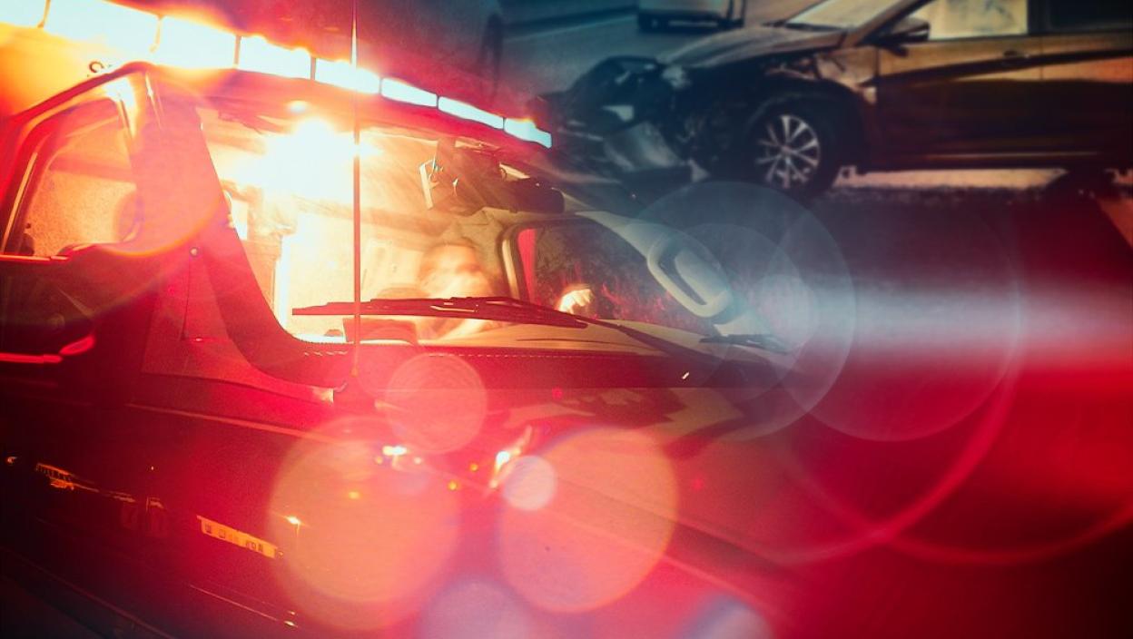 Policija hitno stigla na lice mesta, delovi vozila rasuti po putu
