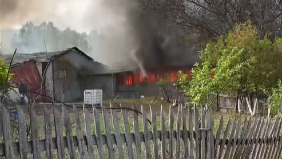 BUKNUO VELIKI POŽAR U SVRLjIGU: Plamen guta fabriku nameštaja – vatrogasci se bore sa vatrenom stihijom (VIDEO)