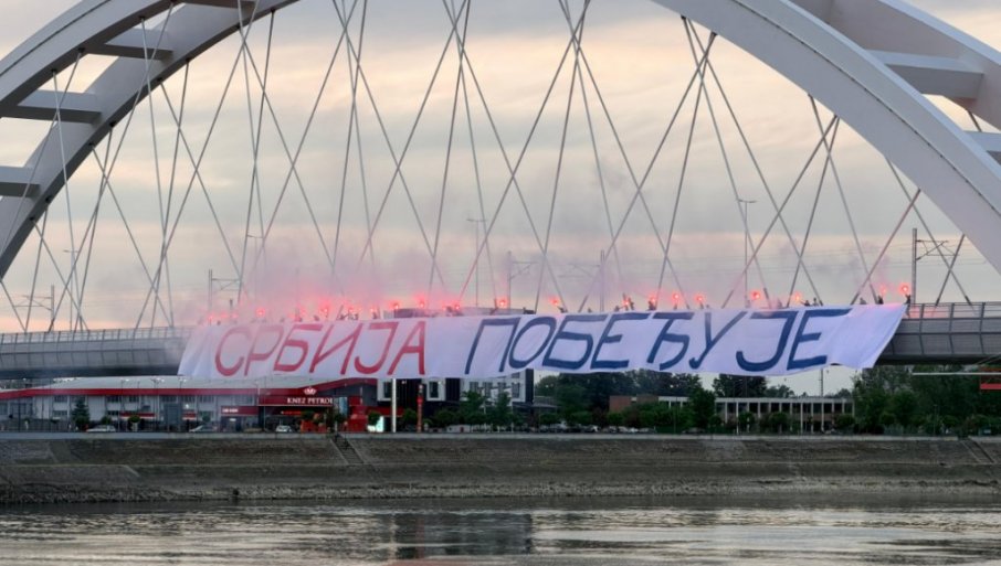 PRELEP PRIZOR U NOVOM SADU: Baklje i transaprent "Srbija pobeđuje" na Žeželjevom mostu (FOTO/VIDEO)