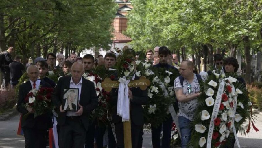 Sahranjen Vladimir Cvetković, reke ljudi došle na oproštaj od Zvezdine legende (FOTO)