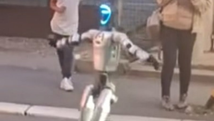 Robot igrao nasred ulice pred okupljenima