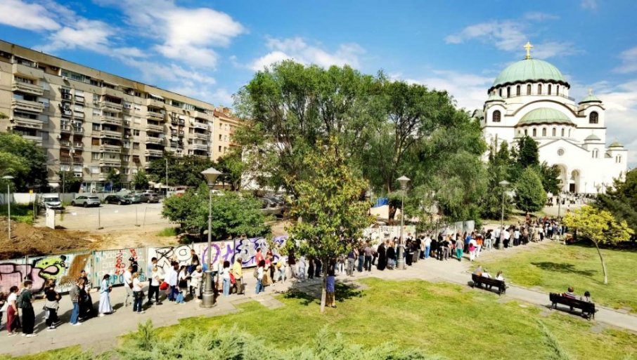 Ispred Hrama Svetog Save ljudi satima strpljivo čekaju da se poklone najvećoj pravoslavnoj svetinji (FOTO)