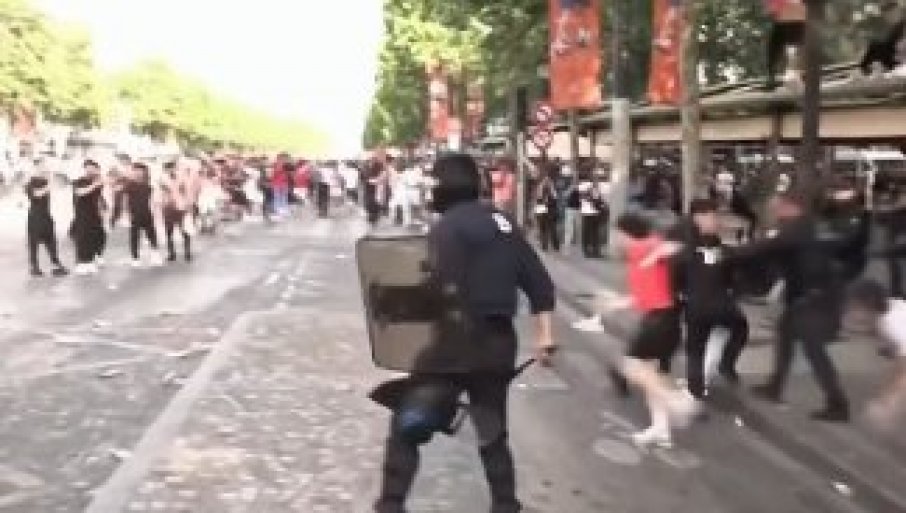 Francuska policija brutalno tuče demonstrante